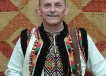Під чіткі звуки барабанів багатоголосих